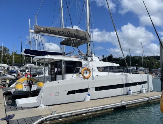 Bali 4.3 – Catamaran