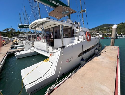 Bali 4.3 – Catamaran