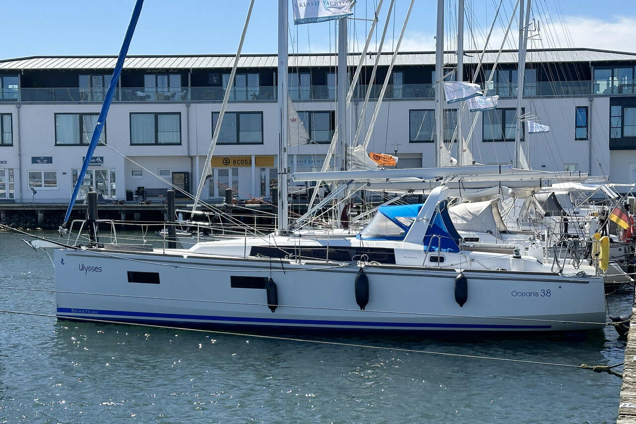 Oceanis 38 – 3 cab. – Sailing yacht