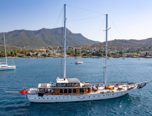 Caustic – Motorsailer