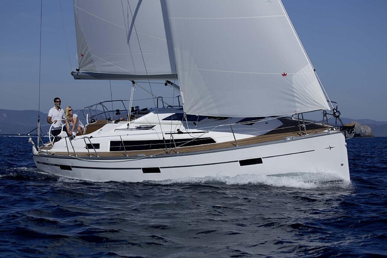 Bavaria Cruiser 37 – 3 cab. – Sailing yacht