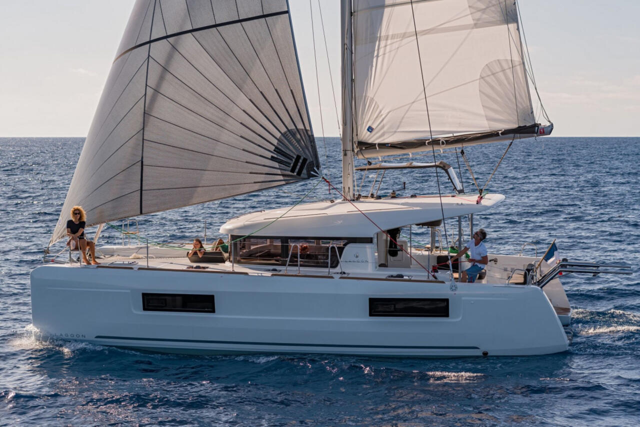 Lagoon 400 S2 – 4 + 2 cab. – Catamaran