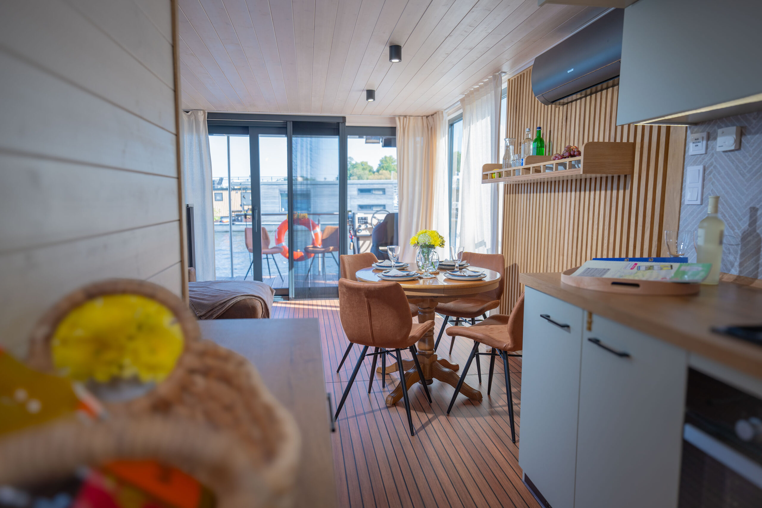 Woma D13 – House boat