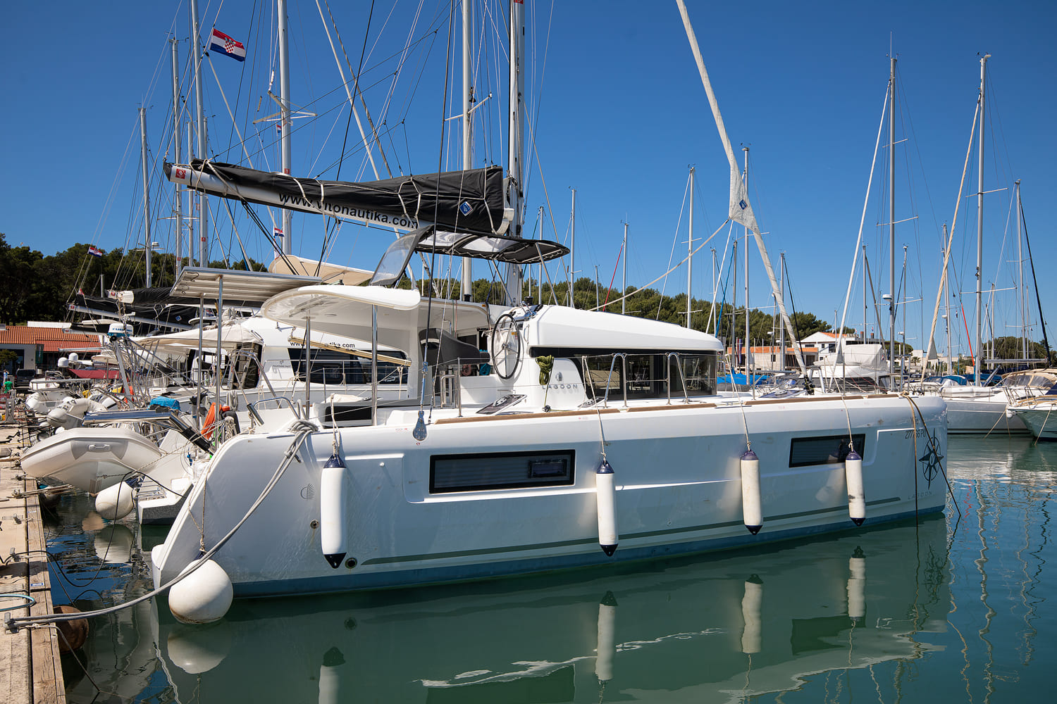 Lagoon 40 – 3 + 2 cab – Catamaran