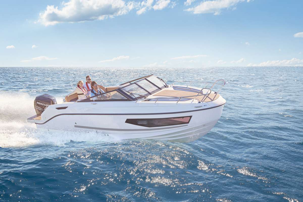 Quicksilver Activ 755 CR – Motor boat