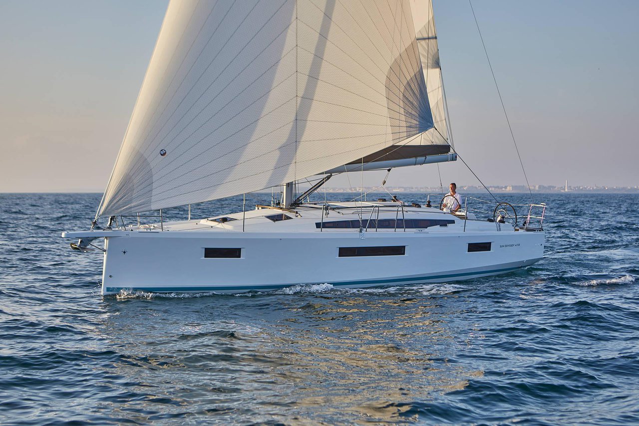 Sun Odyssey 410 – 3 cab. – Sailing yacht