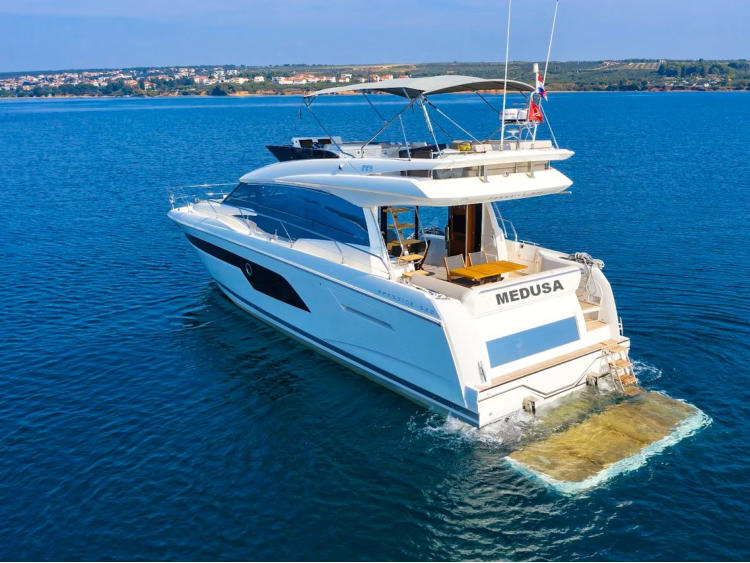 Prestige 520 Flybridge – 3 + 1 cab. – Motor yacht