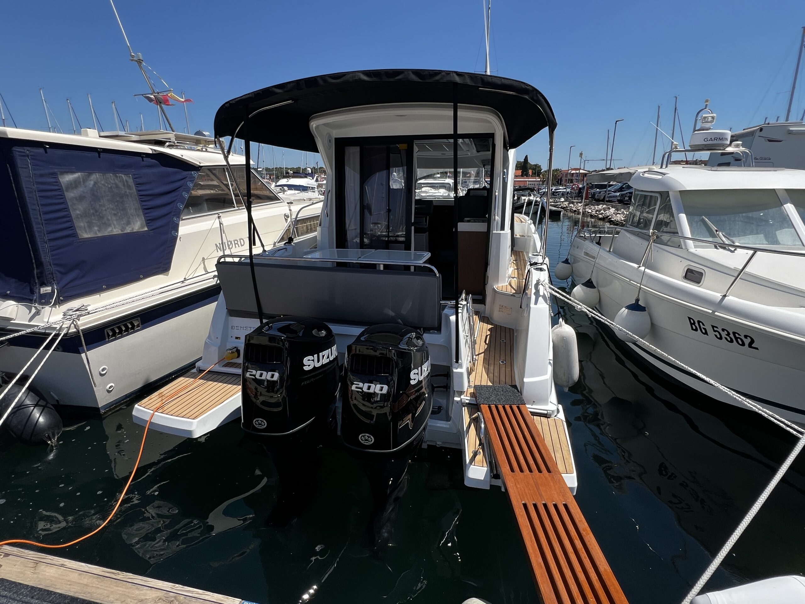 Antares 9 OB – Motor boat