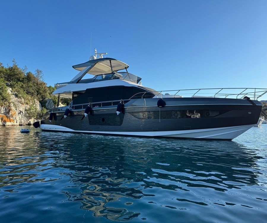 Azimut 68 – 4 + 1 cab. – Luxury motor yacht