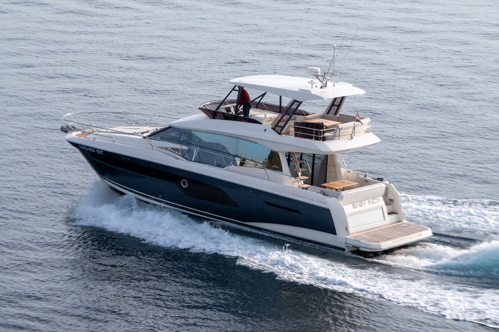 Prestige 520 Flybridge – 3 + 1 cab. – Motor yacht