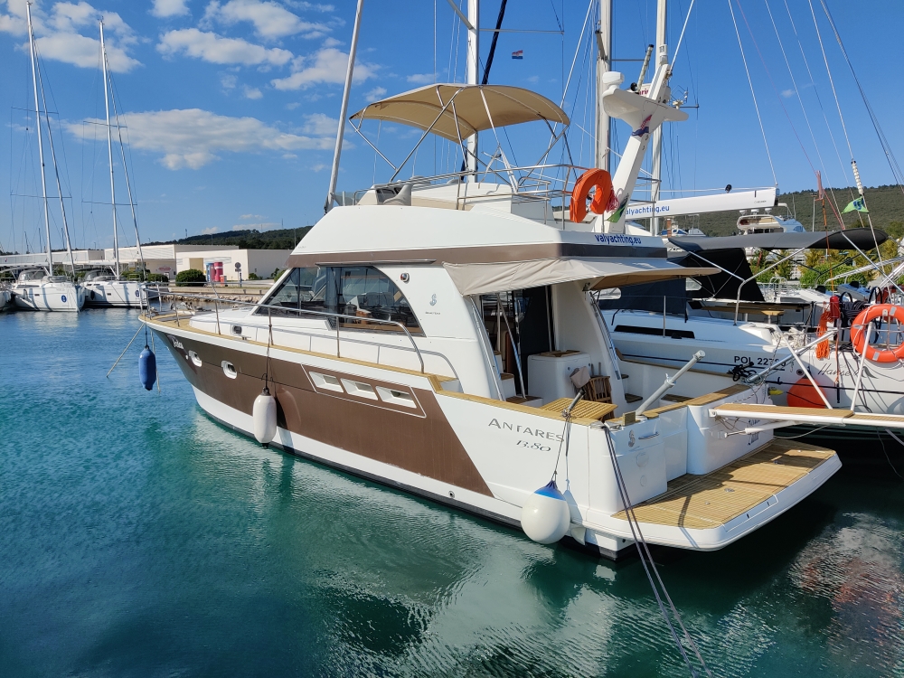Antares 13,80 – Motor yacht