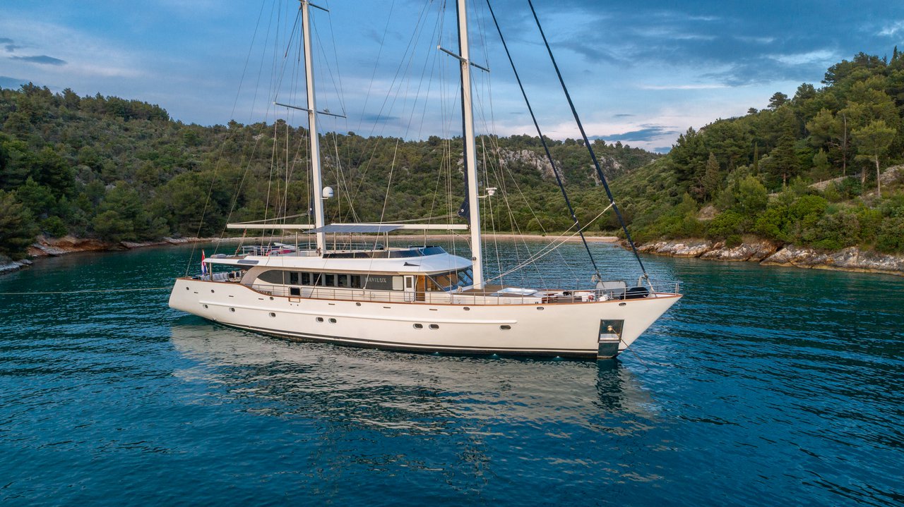 Navilux – Motorsailer