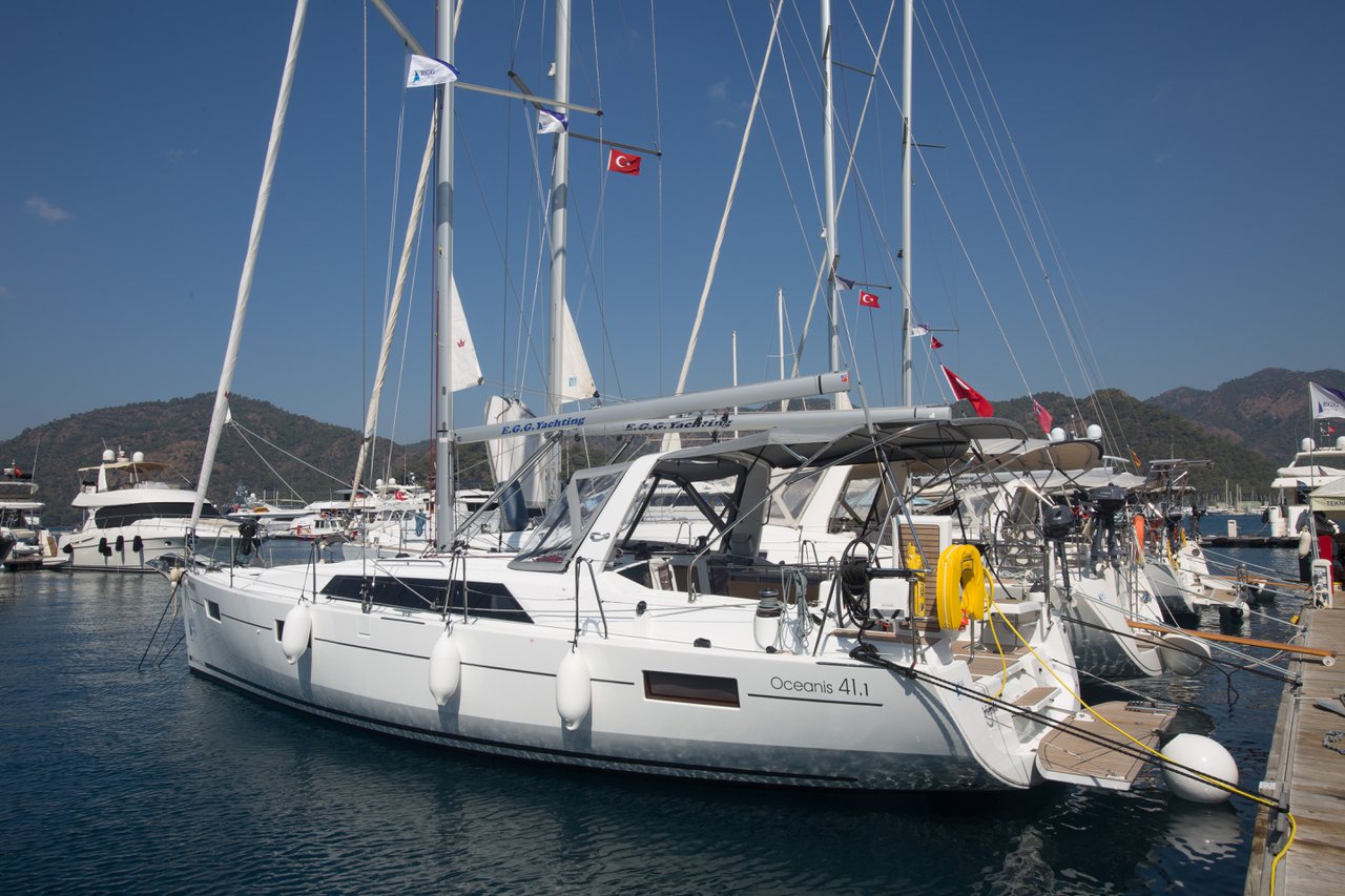 Oceanis 41.1 – Sailing yacht