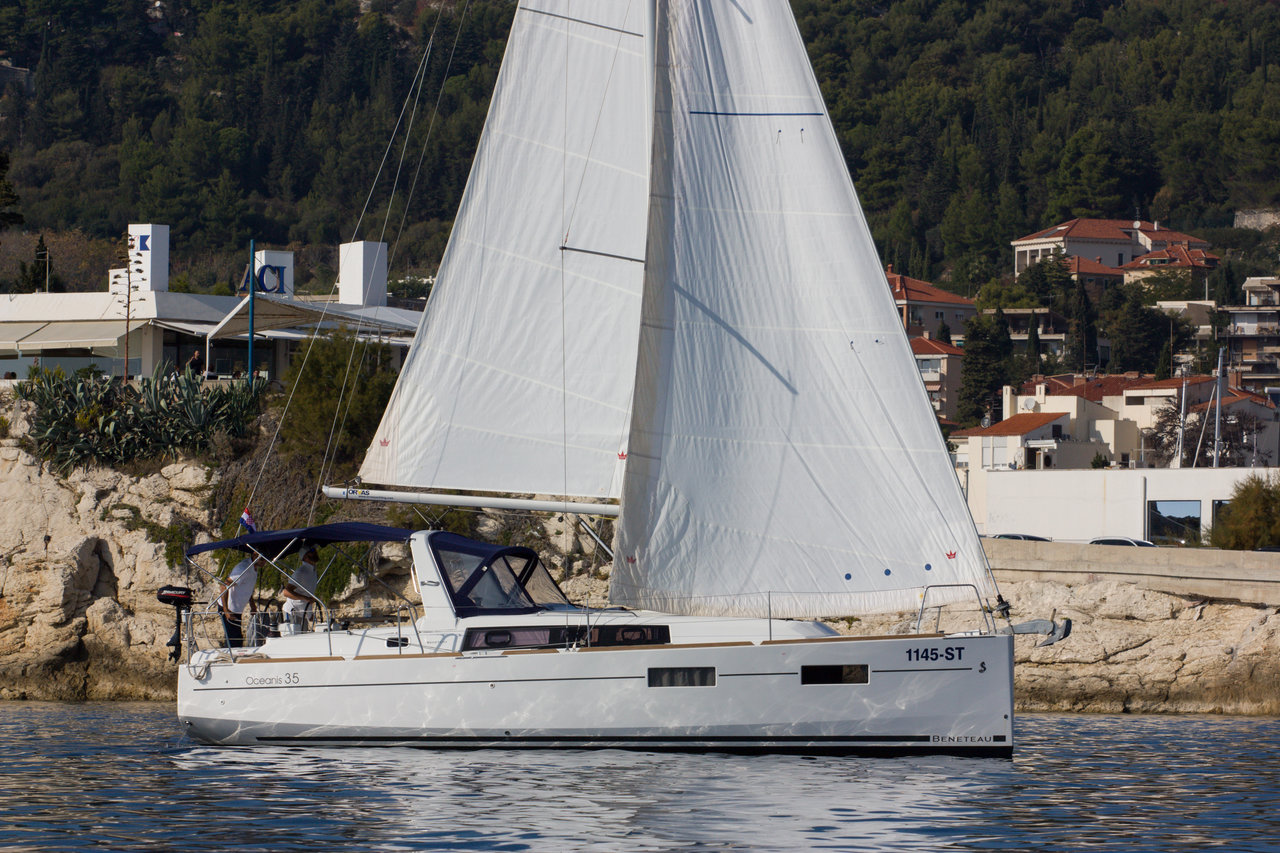Oceanis 35 – Sailing yacht