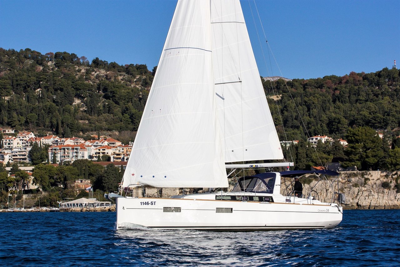 Oceanis 38 – 3 cab. – Sailing yacht