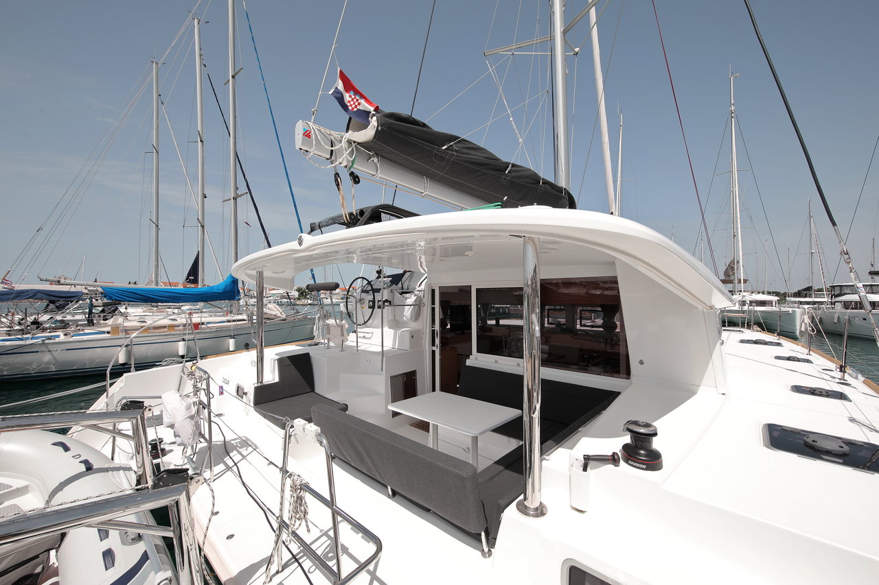 Lagoon 400 S2 – 4 + 2 cab. – Catamaran