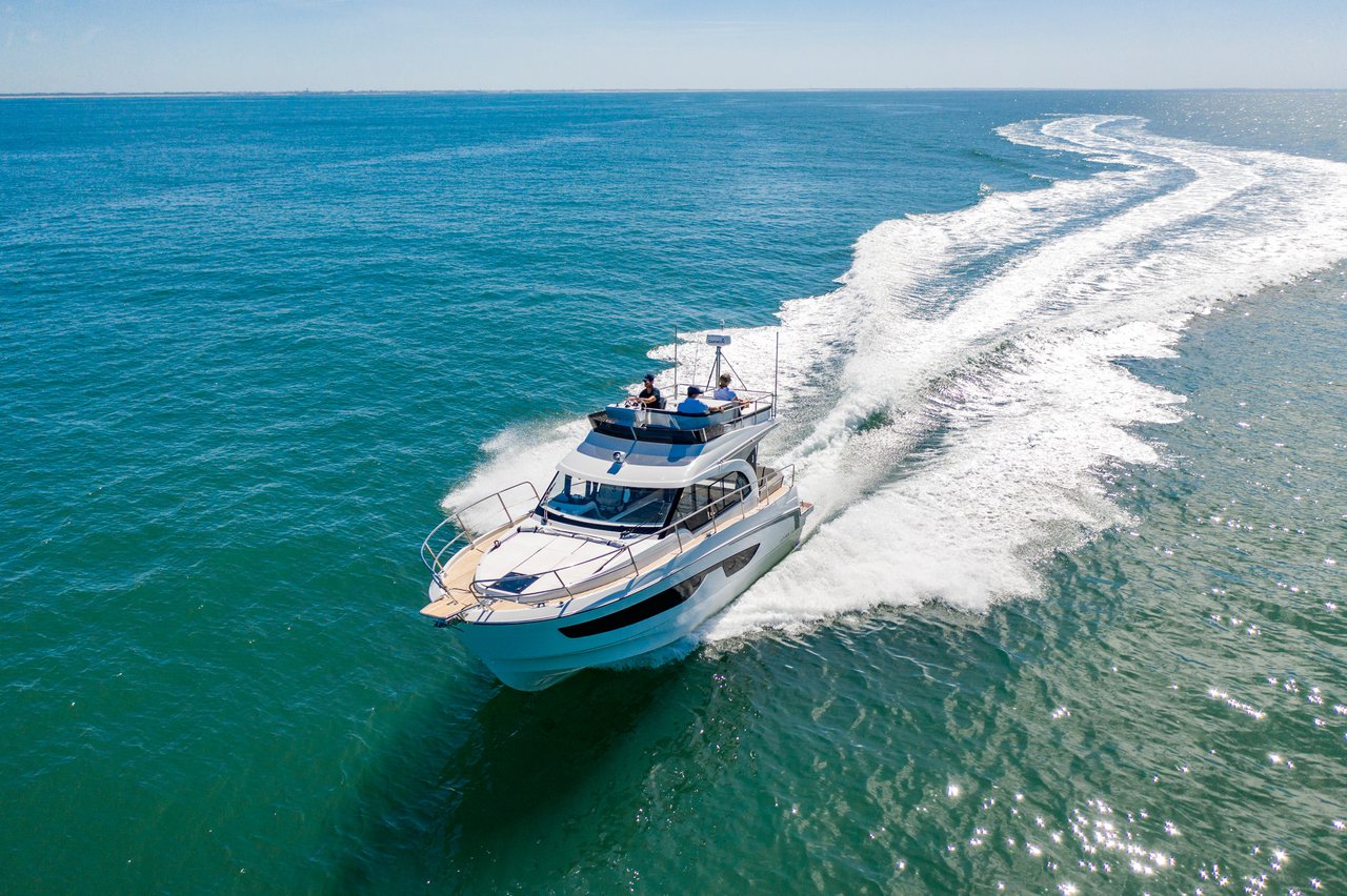 Antares 11 Fly OB – Motor boat