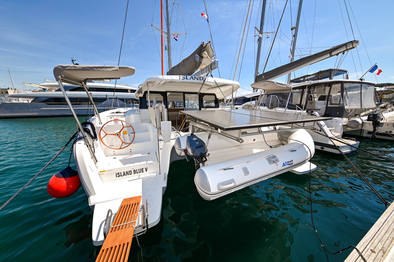 Excess 11 – 4 + 1 + 1 cab. – Catamaran