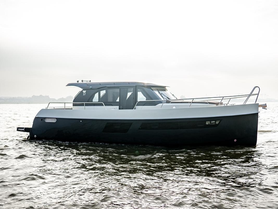 Maxima 37 – Motor yacht