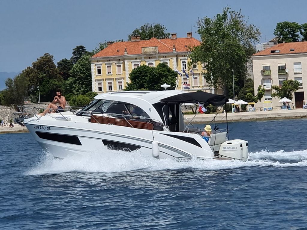Antares 9 OB – Motor boat