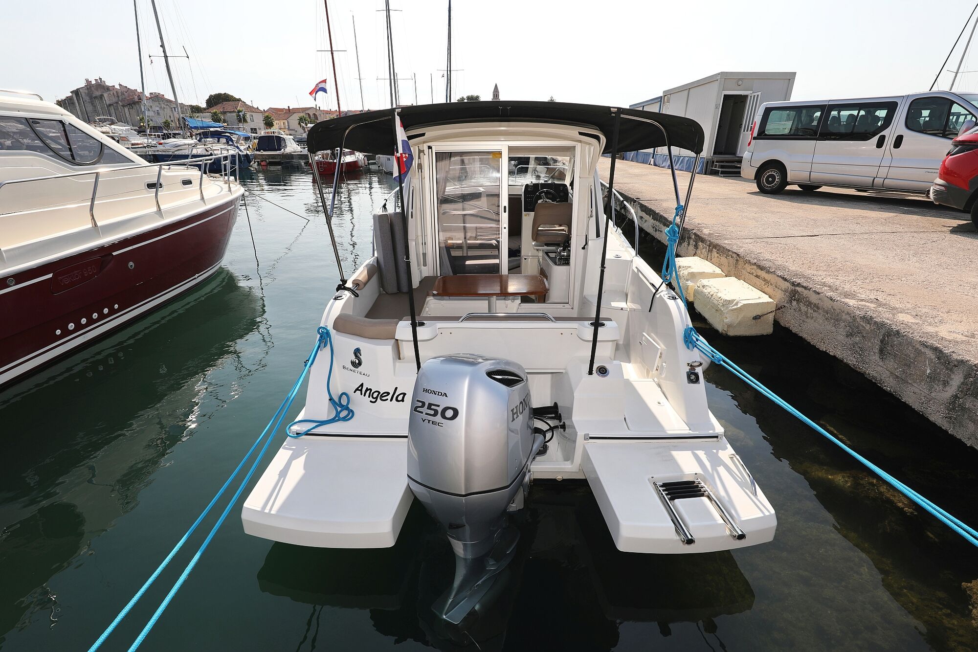 Antares 8 OB – Motor boat