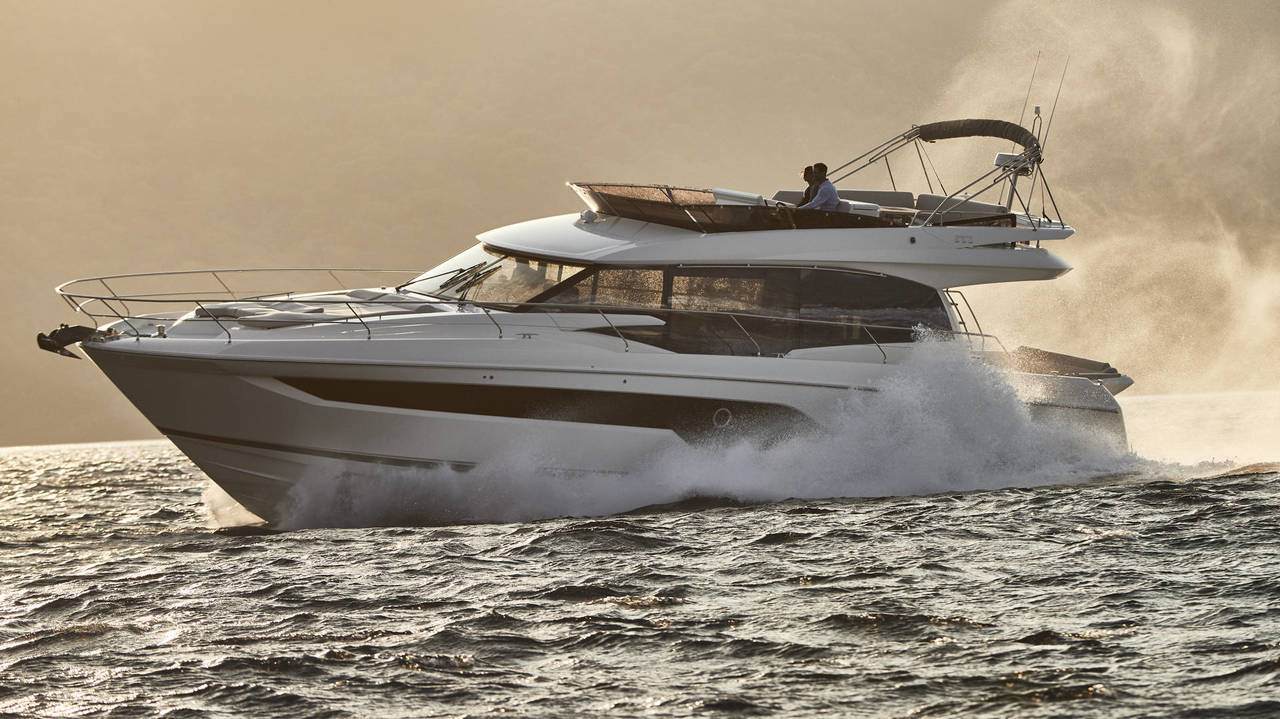Prestige 590 Flybridge – 3 + 1 cab. – Motor yacht