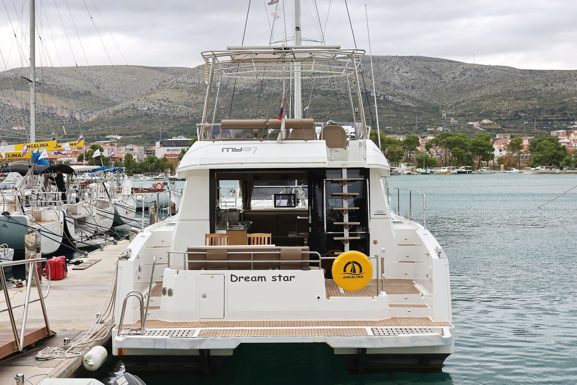 Fountaine Pajot MY 37 – Power catamaran
