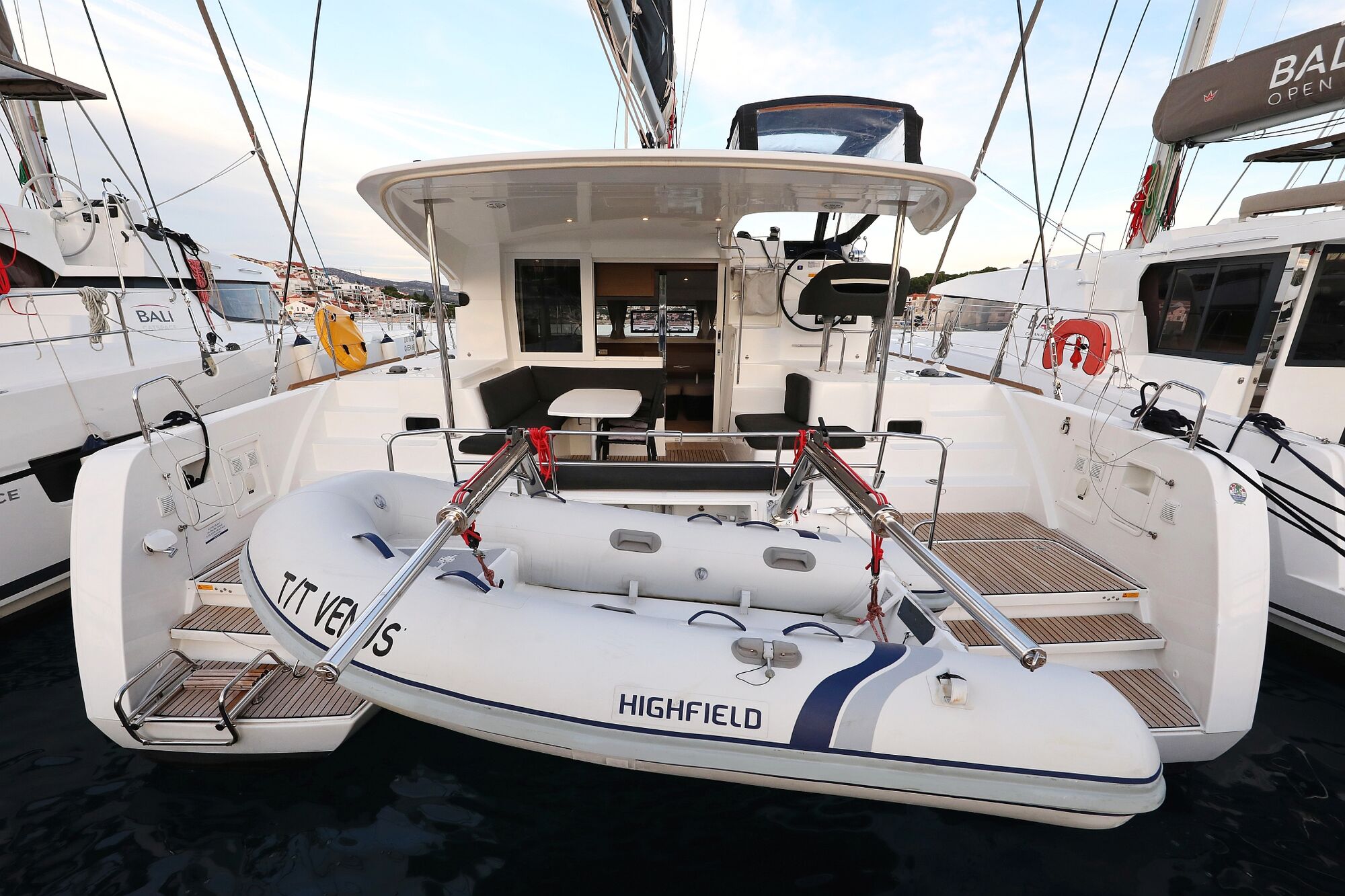Lagoon 40 – 4 + 2 cab – Catamaran