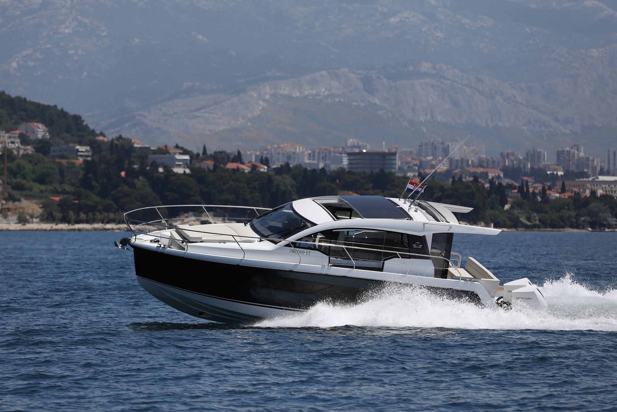 Sealine C335V – Motor boat