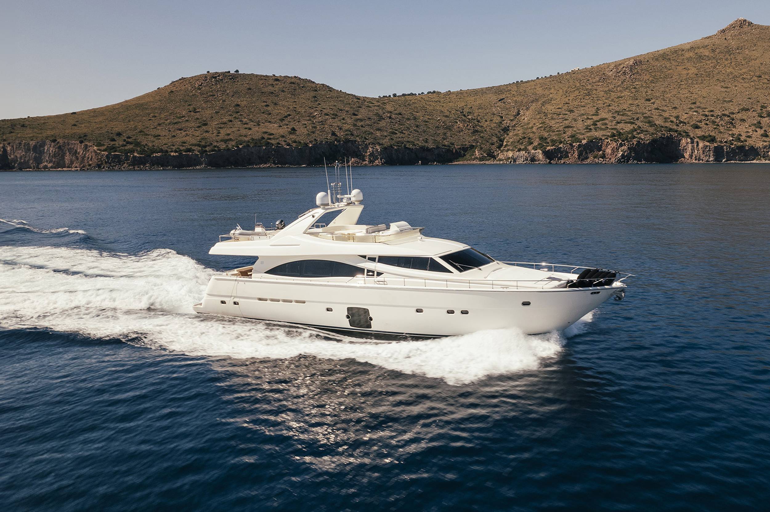 Ferretti Yachts 830 Flybridge – Luxury motor yacht