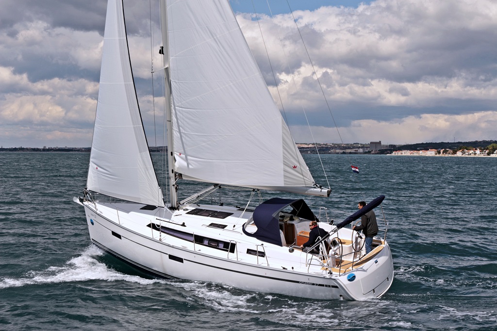 Bavaria Cruiser 37 – 3 cab. – Sailing yacht