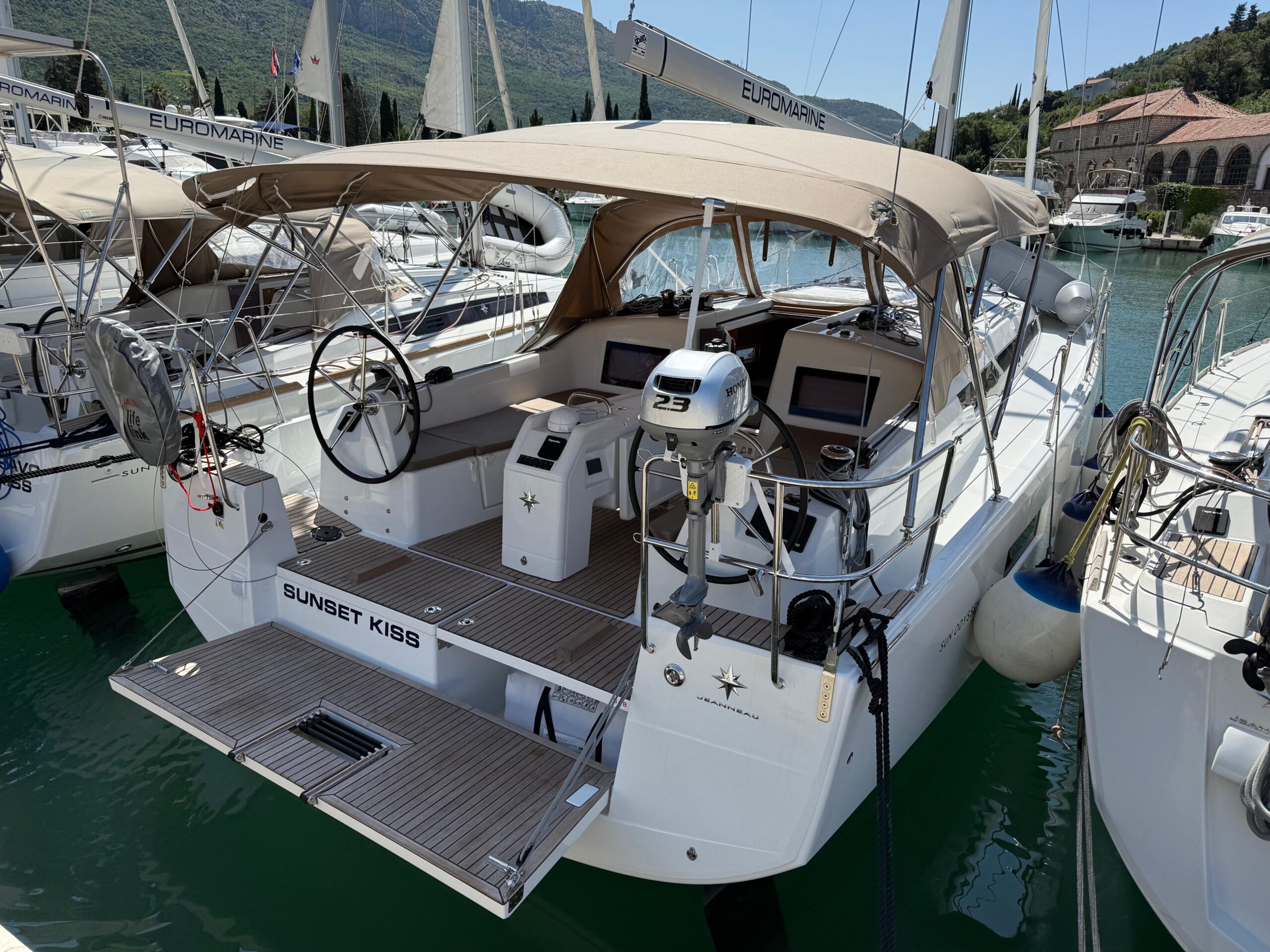 Sun Odyssey 410 – 3 cab. – Sailing yacht