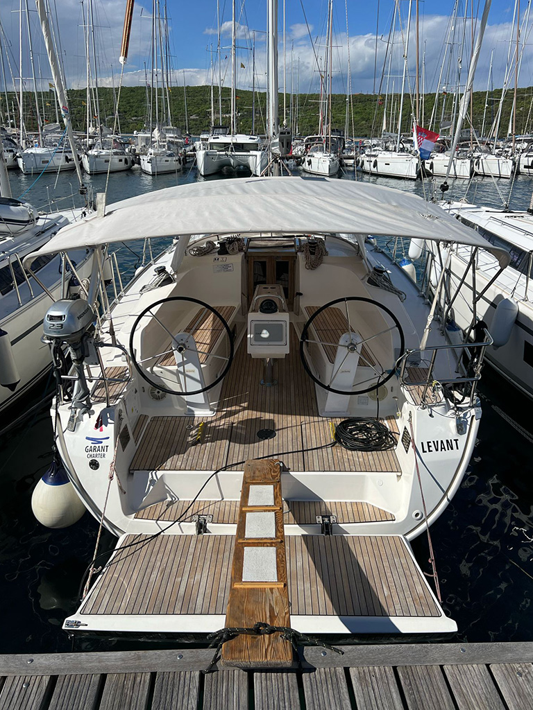 Bavaria Cruiser 41 – 3 cab. – Sailing yacht