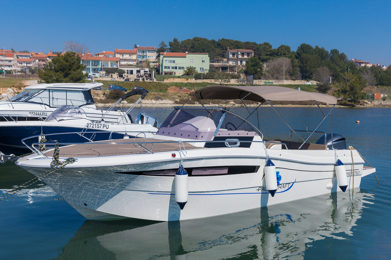Pacific Craft 750 Sun Cruiser – Motor boat