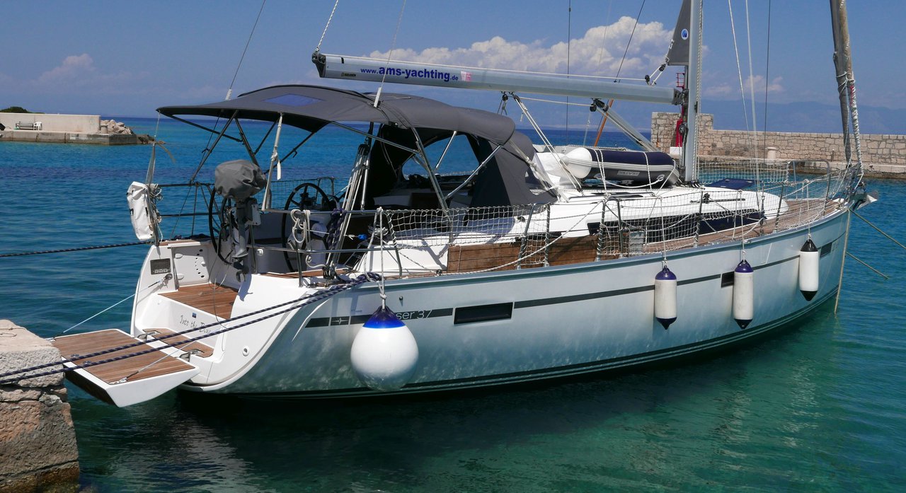 Bavaria Cruiser 37 – 3 cab. – Sailing yacht