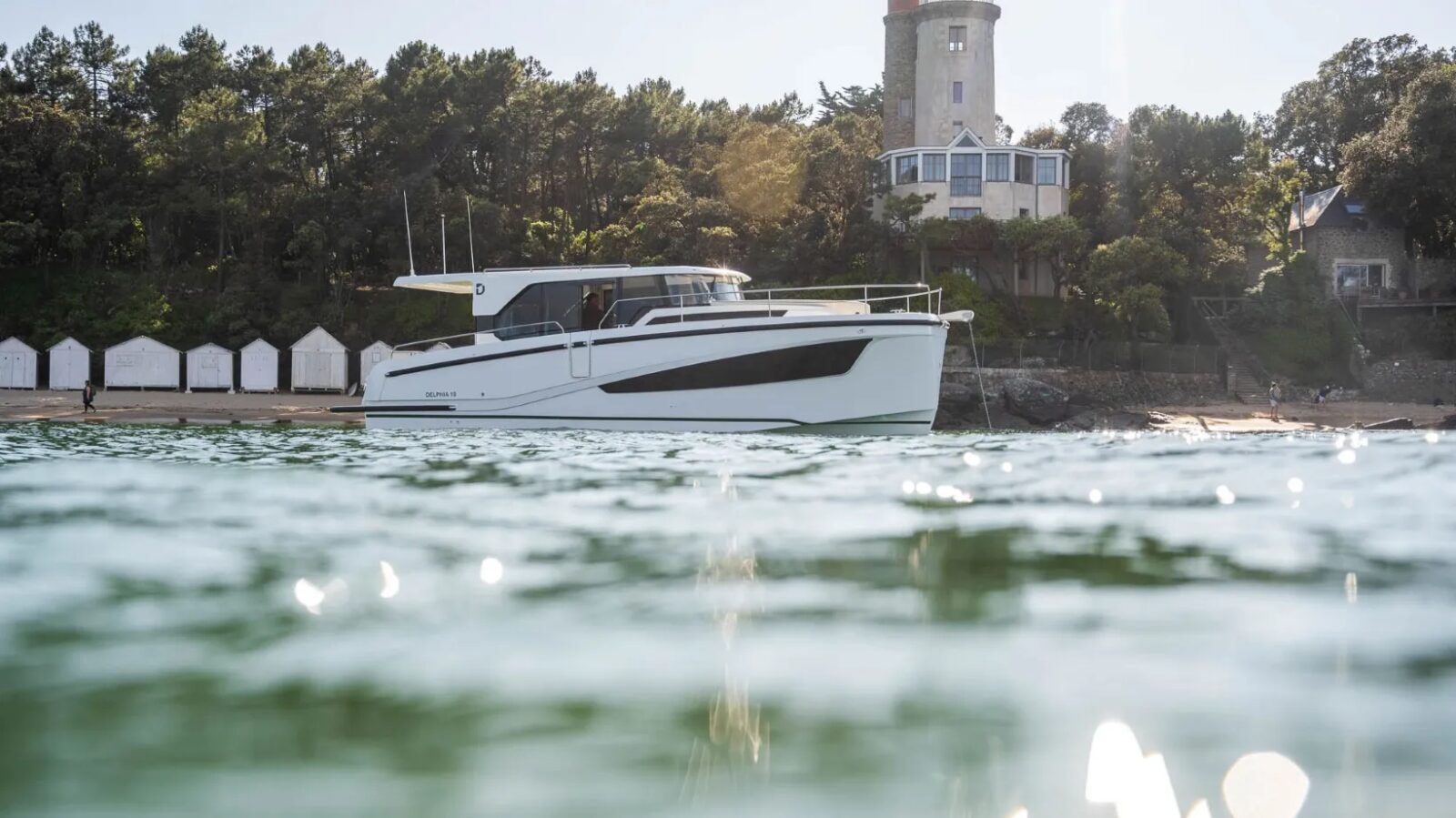 Delphia 10 Sedan – Motor boat