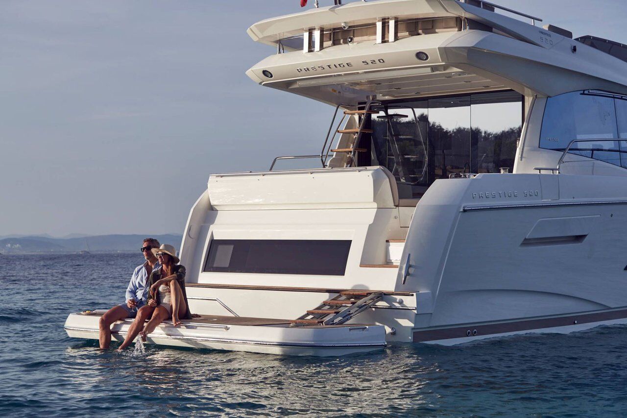 Prestige 520 Flybridge – 3 + 1 cab. – Motor yacht