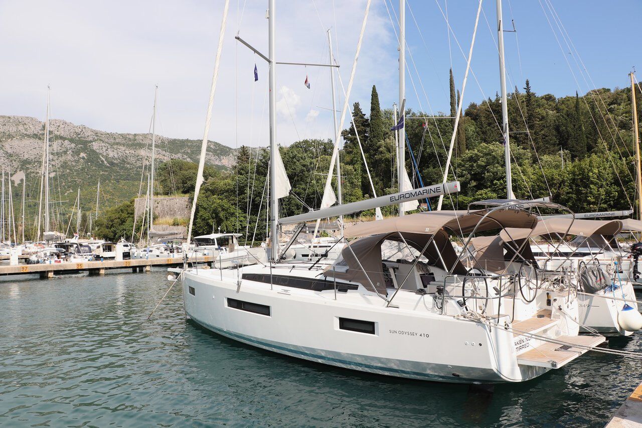 Sun Odyssey 410 – 3 cab. – Sailing yacht