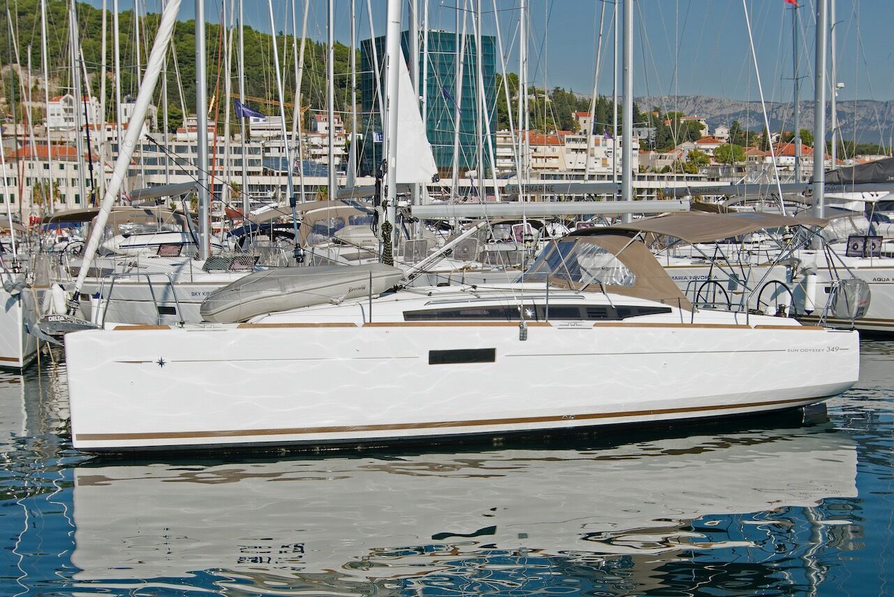 Sun Odyssey 349 – 3 cab. – Sailing yacht