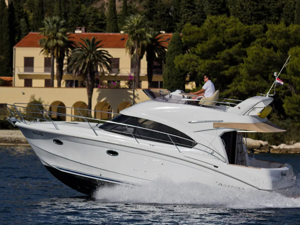 Antares 36 – Motor yacht