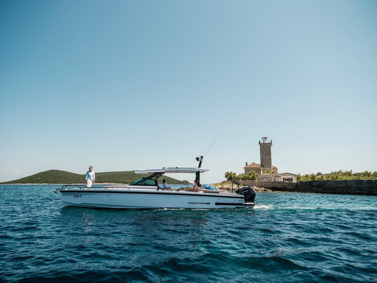 Axopar 37 Sun Top – Motor boat