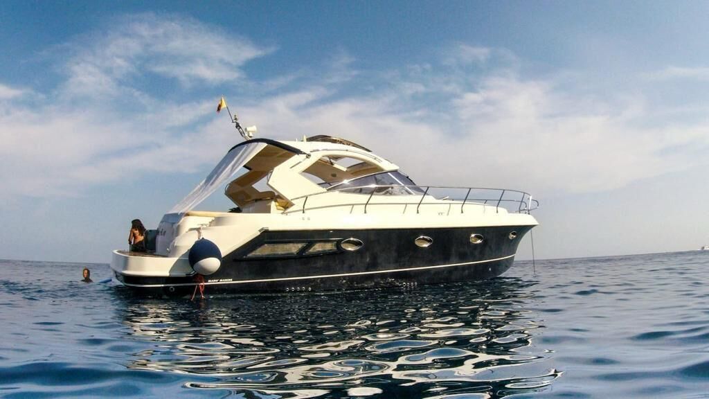 Mano Marine 35 HT – Motor yacht