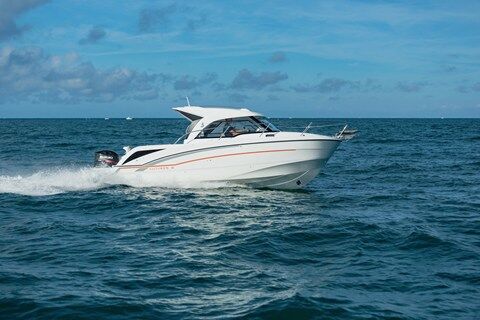 Antares 8 OB – Motor boat