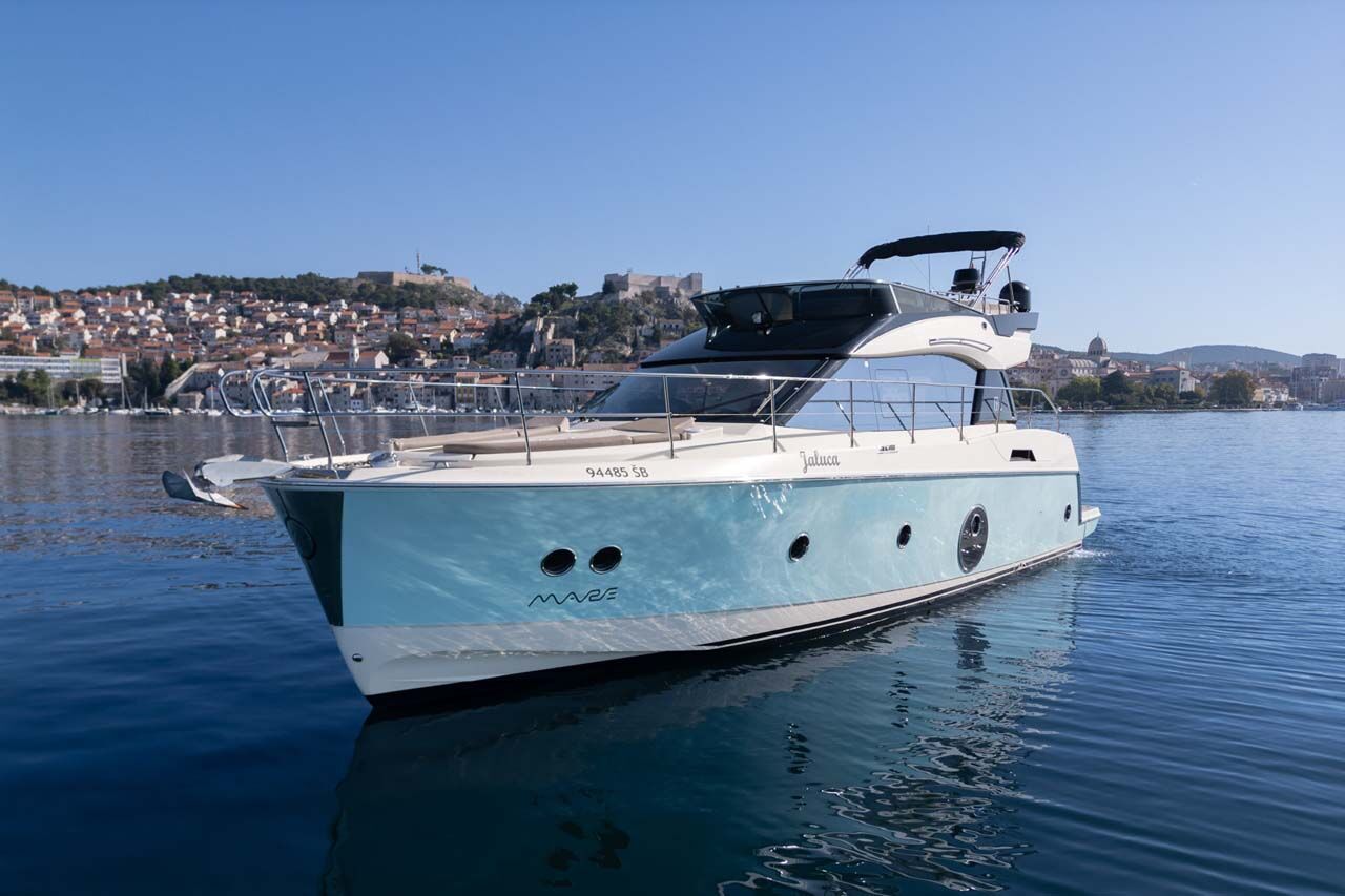Monte Carlo 5 – 3 + 1 cab. – Motor yacht