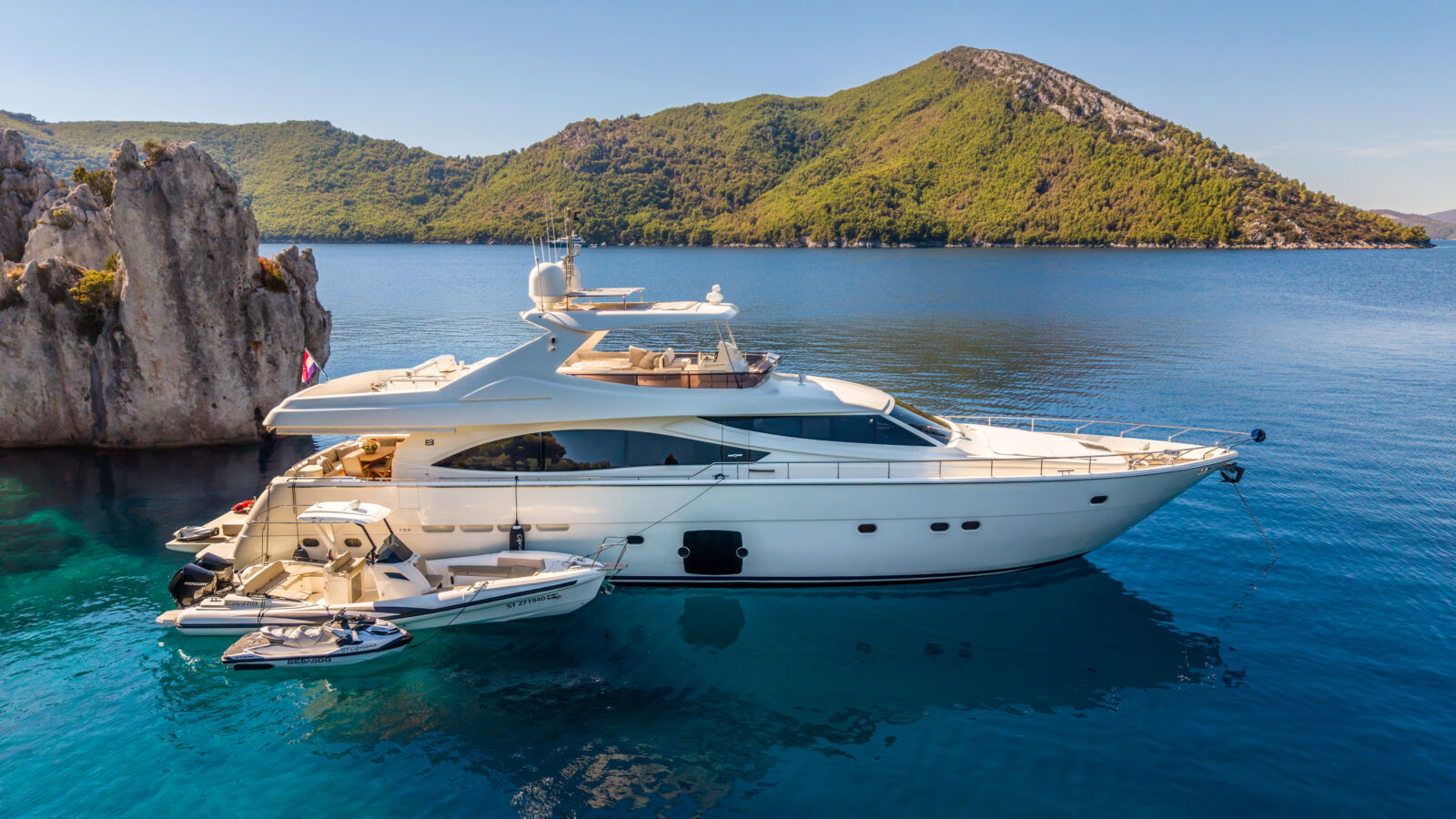 Ferretti Yachts 830 – Motor yacht