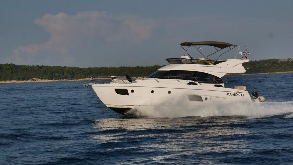 Bavaria Virtess 420 Fly – Motor yacht